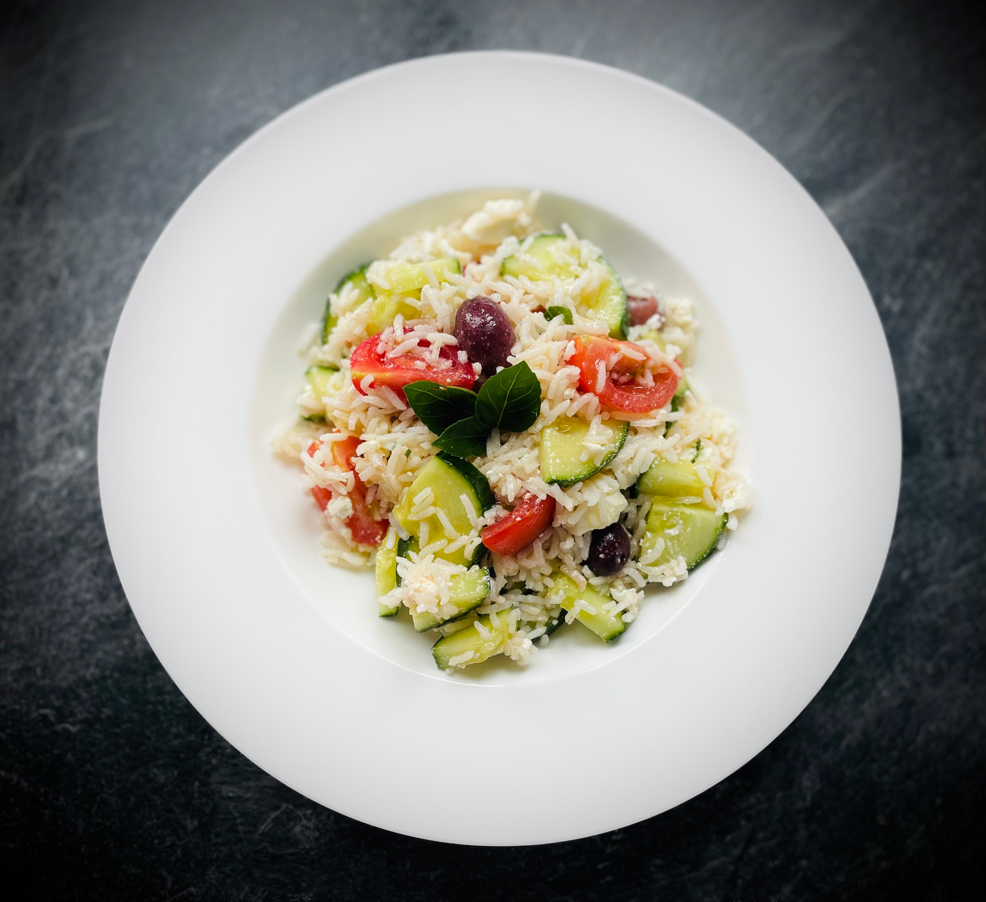 Sommerlicher Reissalat mit Feta, Tomaten, Gurken und Oliven – evozione Sommerlicher Reissalat mit Feta, Tomaten, Gurken und Oliven – evozione