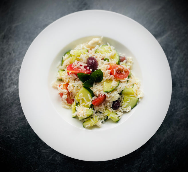 Sommerlicher Reissalat mit Feta, Tomaten, Gurken und Oliven